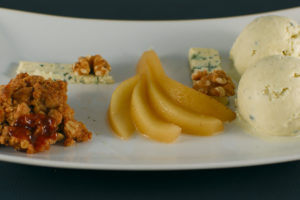 Mehr über den Artikel erfahren Blue-Cheese-Icecream | eingelegte Birne | Birnen Crumble | Blauschimmekäse