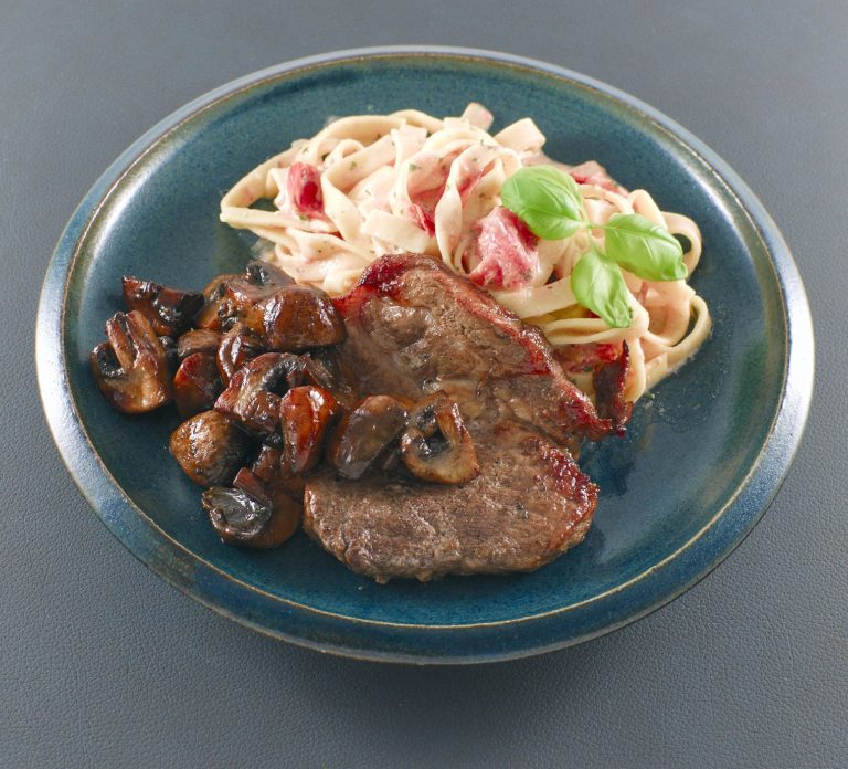 Read more about the article Iberico-Nackensteak | Balsamico-Champignons | Pasta mit Tomaten-Schmand-Sauce