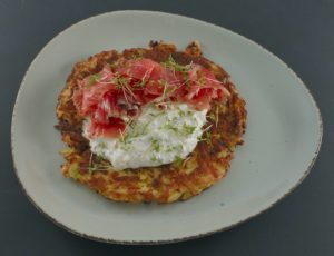Mehr über den Artikel erfahren Kartoffelpuffer | Kräuterquark | Lachs