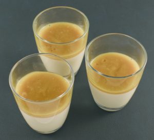 Mehr über den Artikel erfahren Kokosmilch-Zitronengras Panna Cotta | Mangopüree