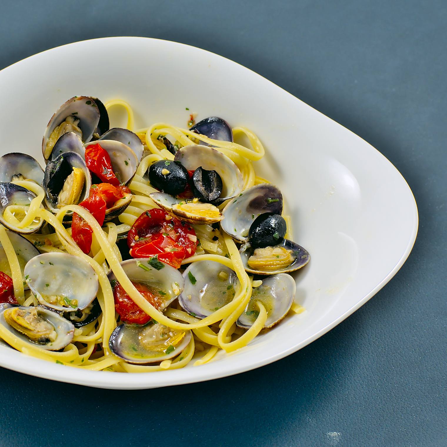 Venusmuscheln | Kirschtomaten | Oliven | Linguine - Paul Ferkel