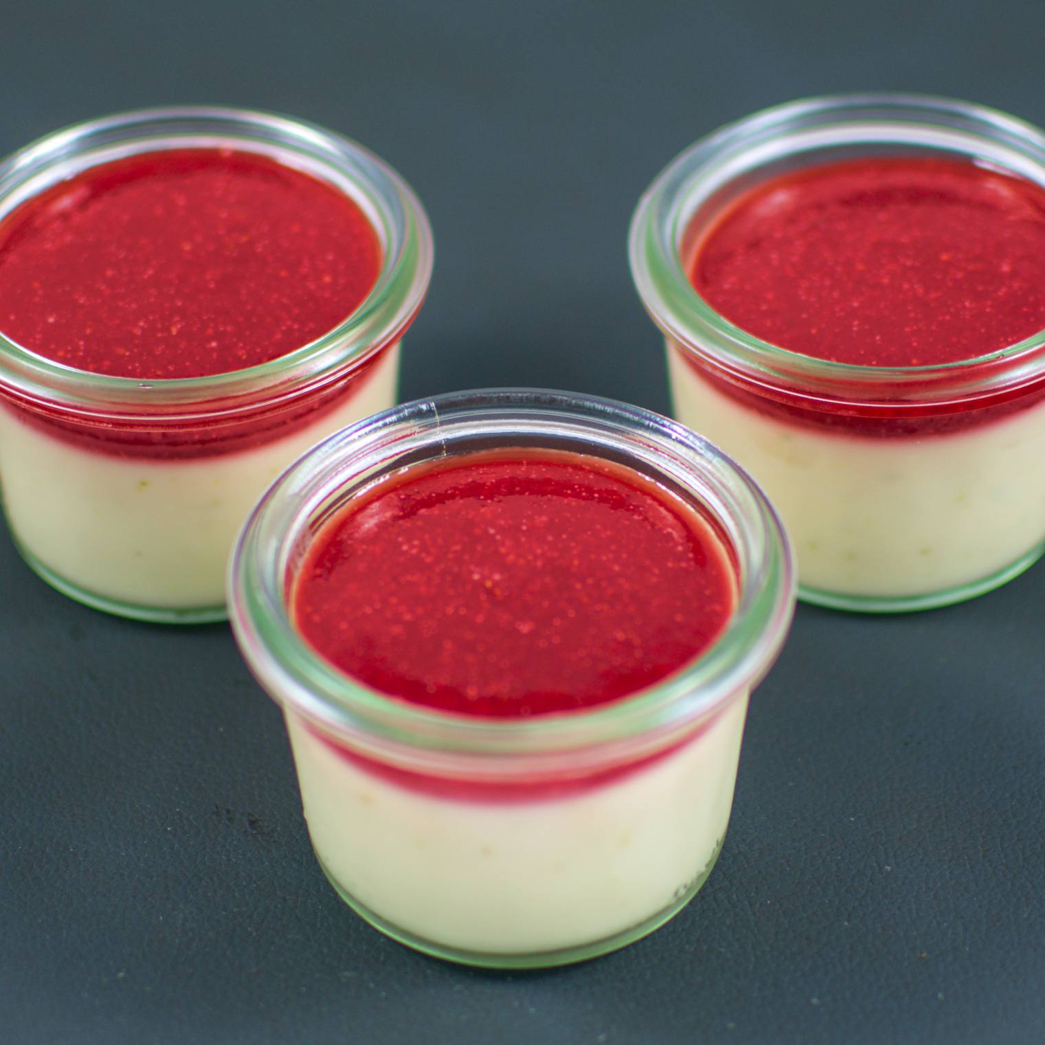 Buttermilch Panna Cotta | Erdbeerpüree - Entdecke die Welt von Paul Ferkel
