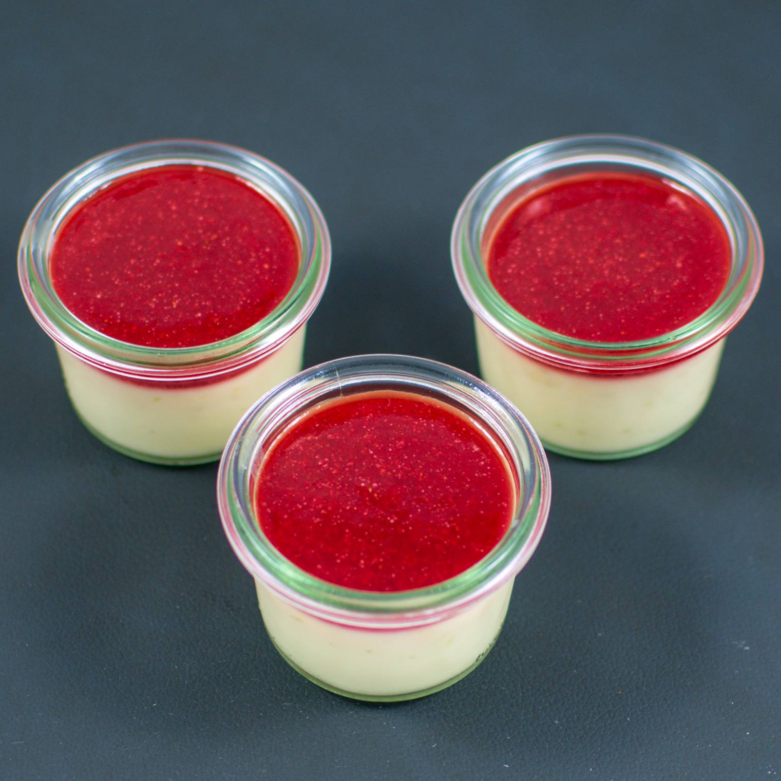 Buttermilch Panna Cotta | Erdbeerpüree - Entdecke die Welt von Paul Ferkel