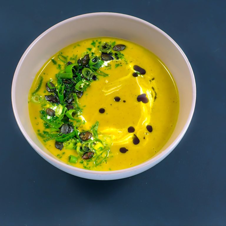 Read more about the article Sombra-Kürbis-Suppe | Kürbiskerne | Kürbiskernöl | Frühlingszwiebeln