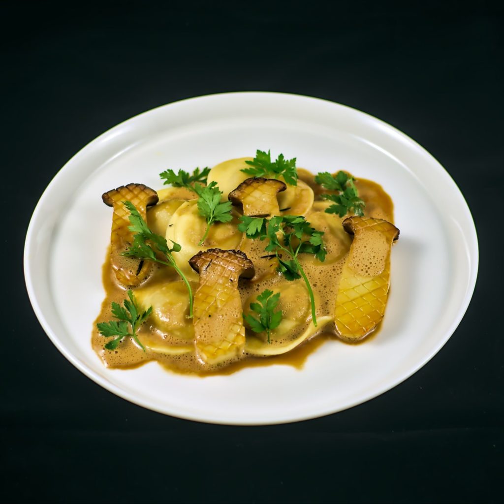 Selbstgemachte Ravioli | Pilz-Buerre-Blanc | Kräuterseitlinge | Estragon