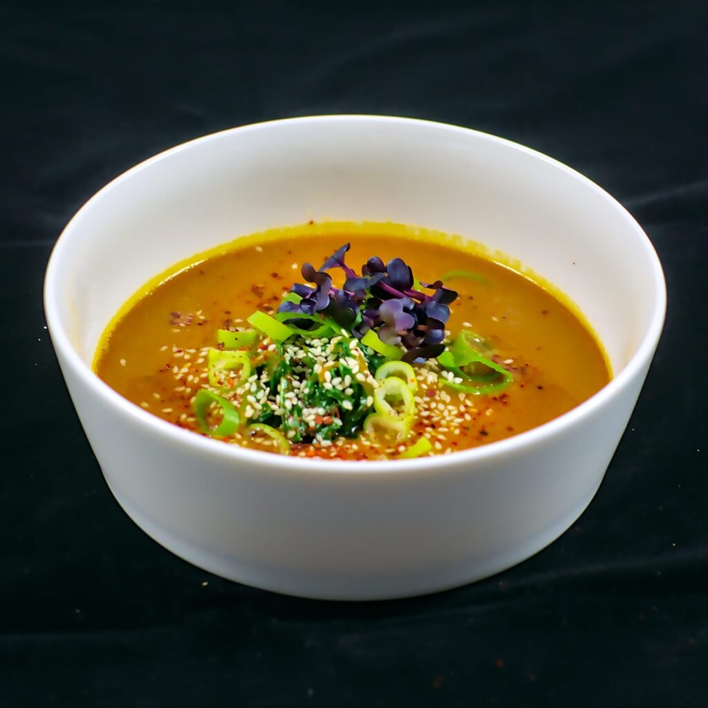 Miso Sombra-Kürbis Suppe | Shiso-Kresse | Sesam