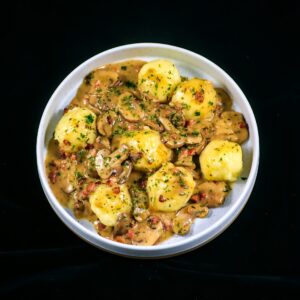Mehr über den Artikel erfahren Champignon-Rahm-Sauce | Schinkenspeck | Kartoffelklöße