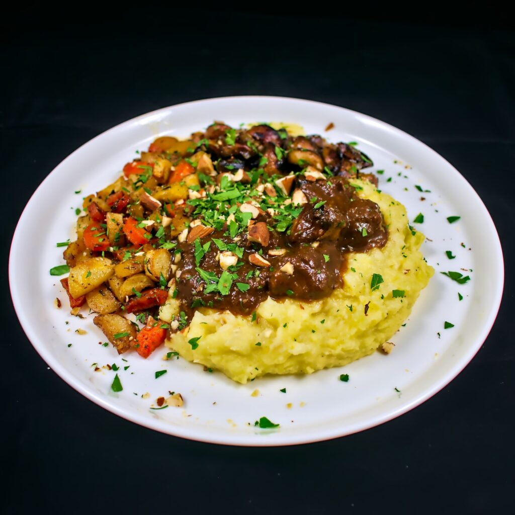 Wildschweingulasch deluxe | Wurzelgemüse | Champignons