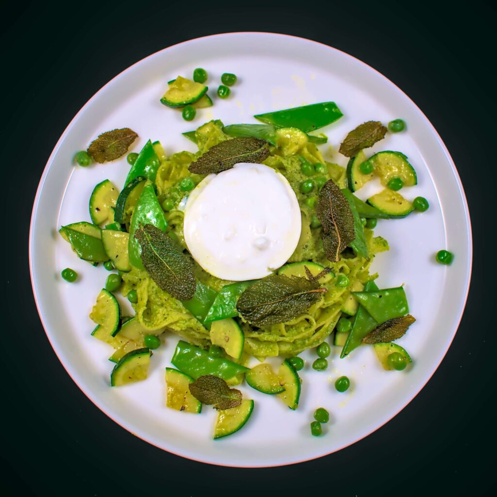 Pasta mit Erbsenpesto, Burrata & Frühlingsgemüse