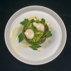 Mehr über den Artikel erfahren Grüner Spargel | pochiertes Wachtelei | Trüffelvinaigrette