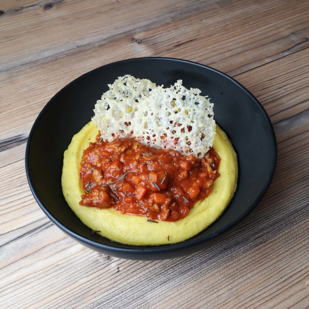 Salsiccia Ragout mit Polenta und Parmesan Crisps