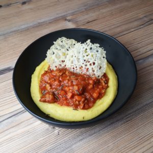 Mehr über den Artikel erfahren Salsiccia Ragout mit Polenta und Parmesan Crisps